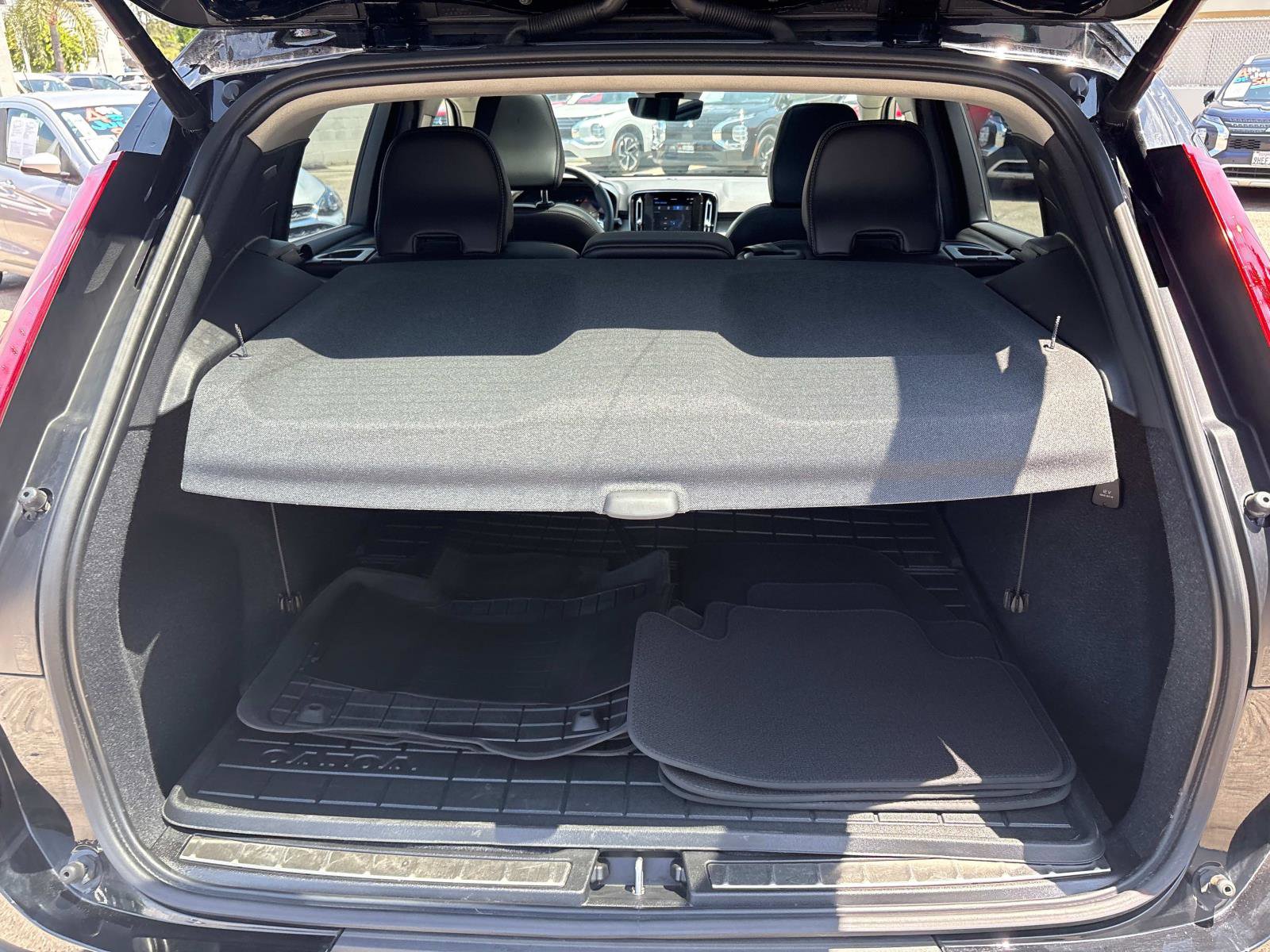 Used 2023 Volvo XC40 B5 Plus image 7