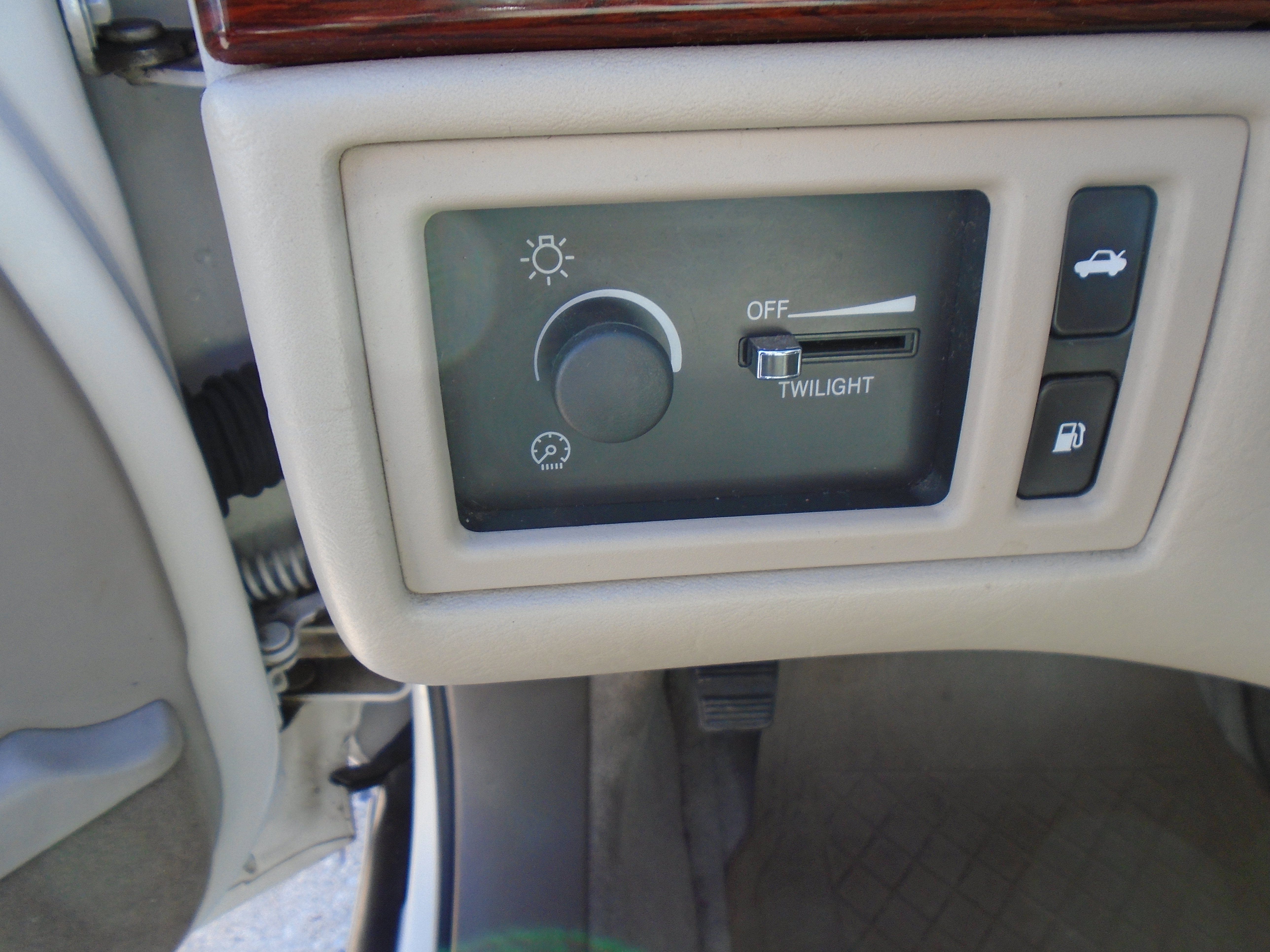 Used 1998 Cadillac De Ville FWD image 13