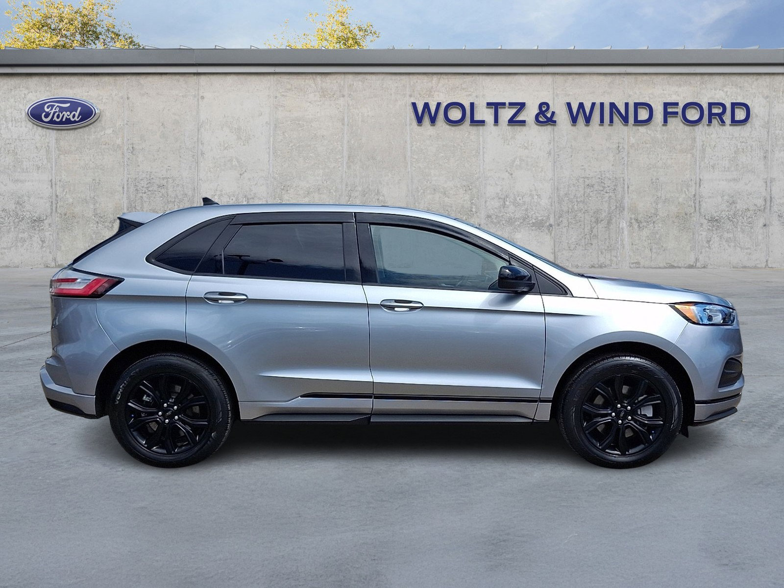 Used 2024 Ford Edge SE w/ Black Appearance Package image 7