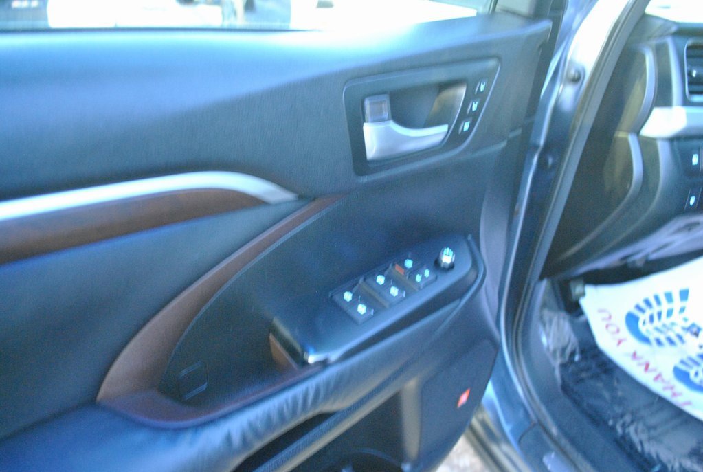 Used 2014 Toyota Highlander Limited image 18
