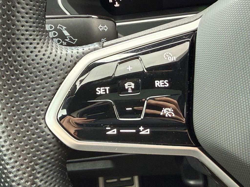 Used 2023 Volkswagen Tiguan SE R-Line AWD/4WD image 16