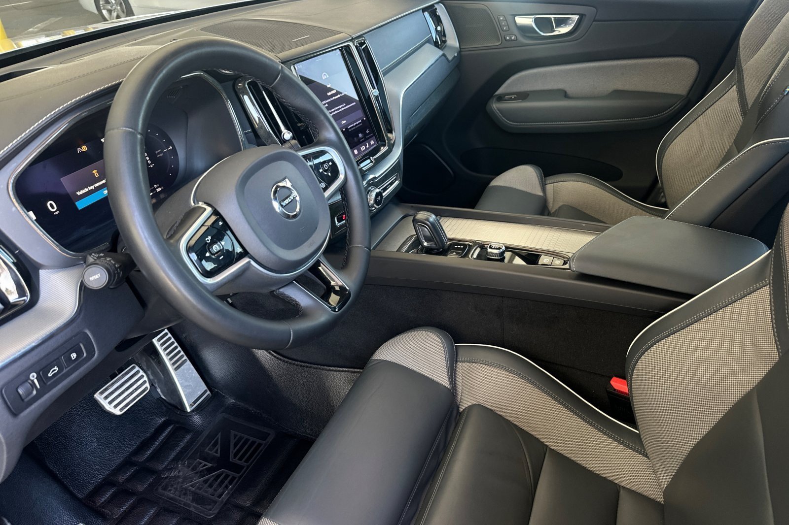 Used 2022 Volvo XC60 T8 R-Design w/ Advanced Package AWD/4WD image 9