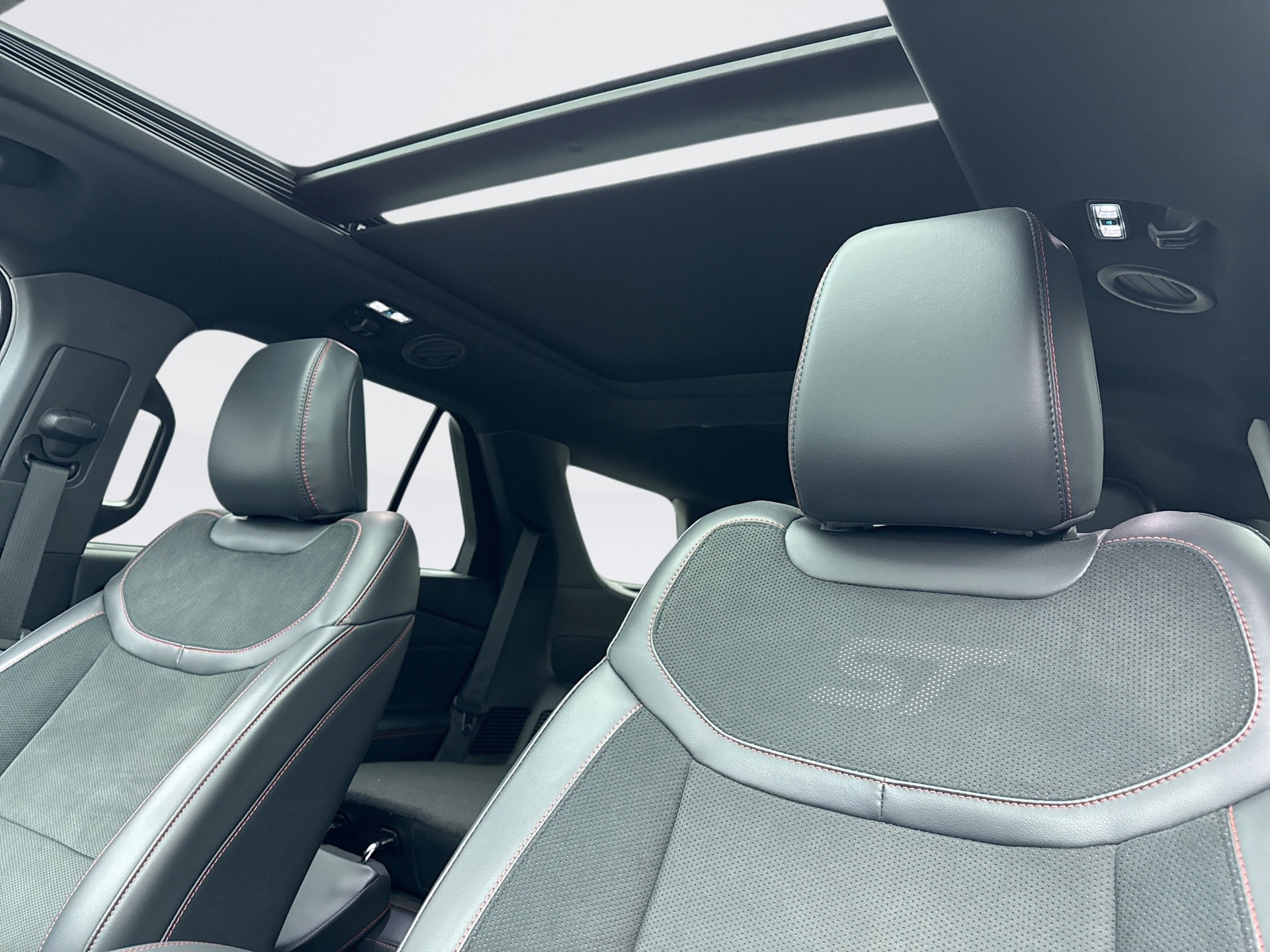 Used 2025 Ford Explorer ST image 9