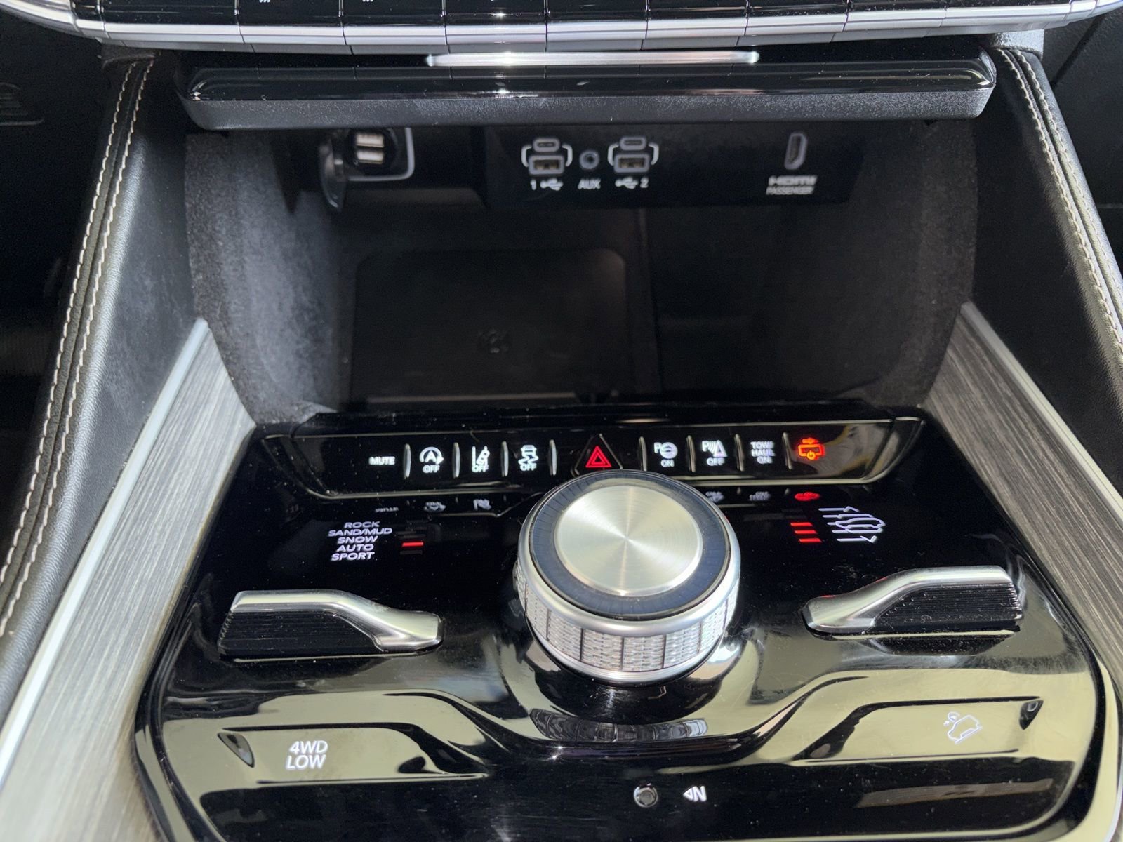 Used 2023 Jeep Wagoneer L Series III w/ Premium Group I image 32