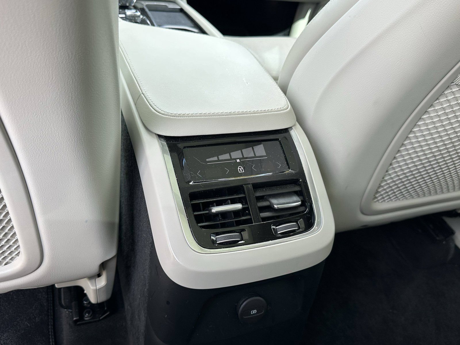 Used 2022 Volvo XC90 T8 Inscription w/ Advanced Package AWD/4WD image 14