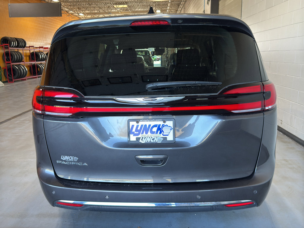 Used 2023 Chrysler Pacifica Touring-L FWD image 4
