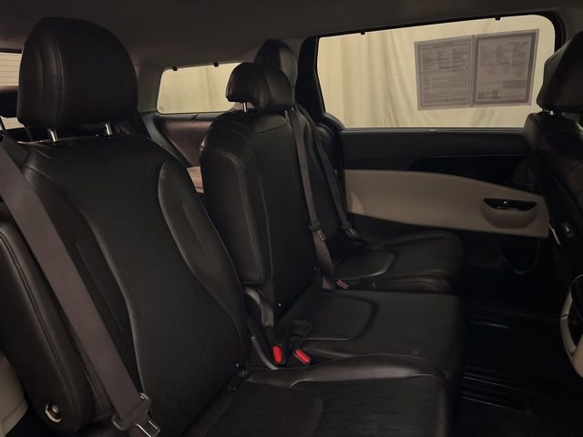 Used 2024 Kia Carnival EX image 24