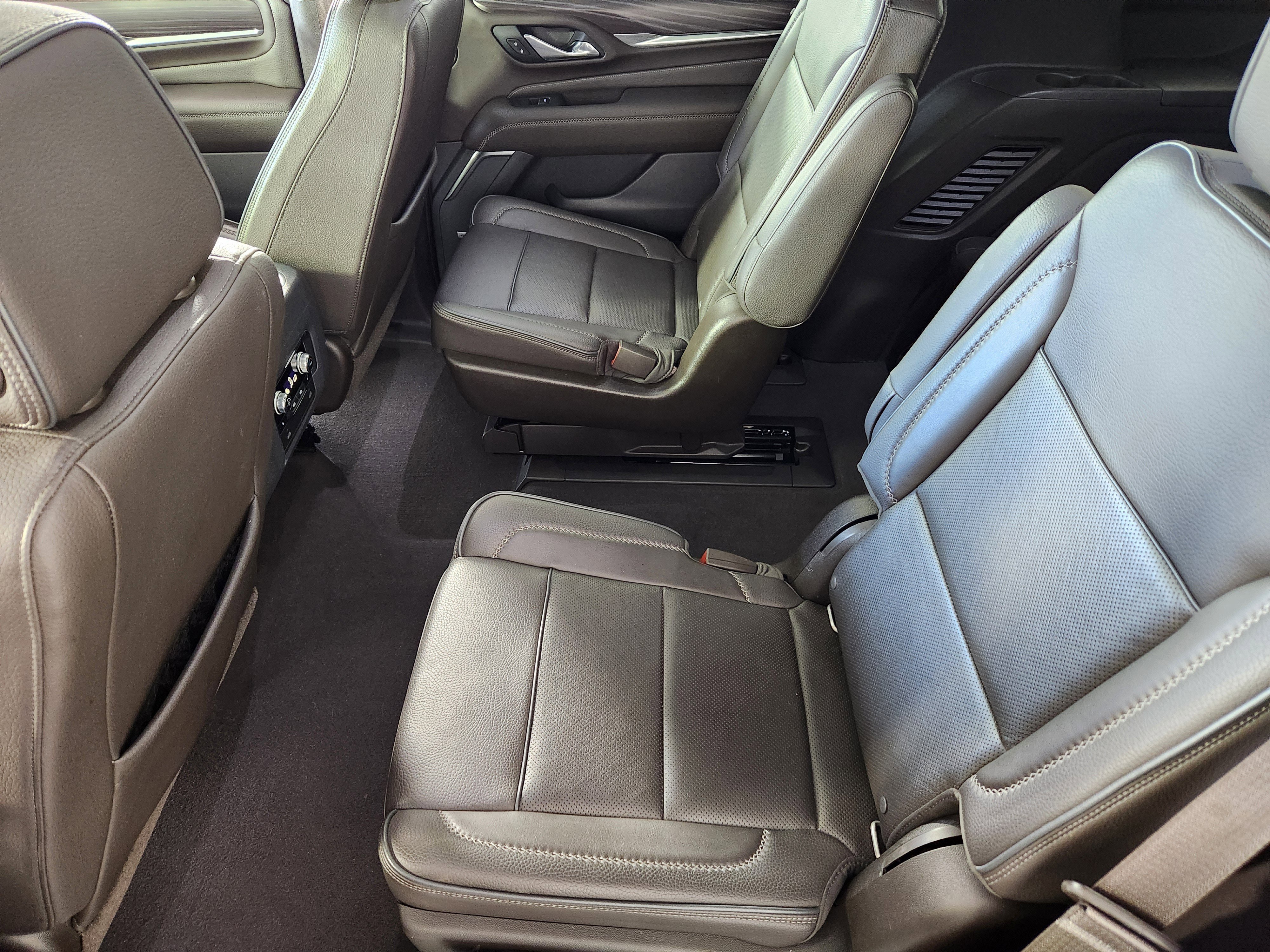 Used 2021 GMC Yukon Denali w/ Denali Premium Package image 14