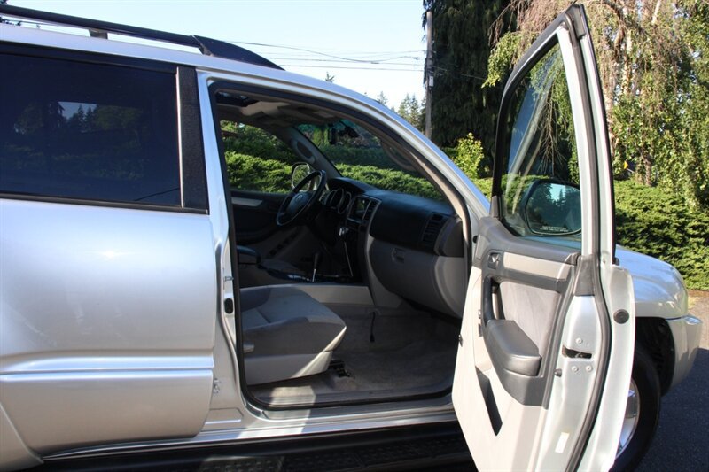 Used 2005 Toyota 4Runner SR5 AWD/4WD image 15
