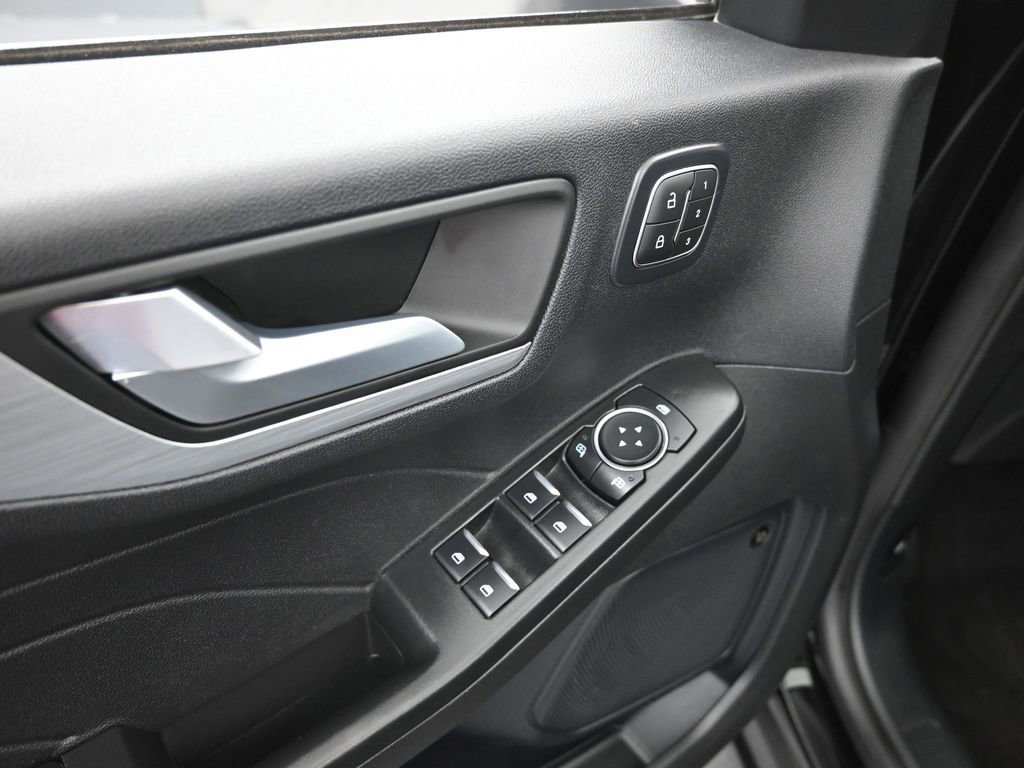 Certified 2025 Ford Escape Platinum w/ Premium Technology Package image 15