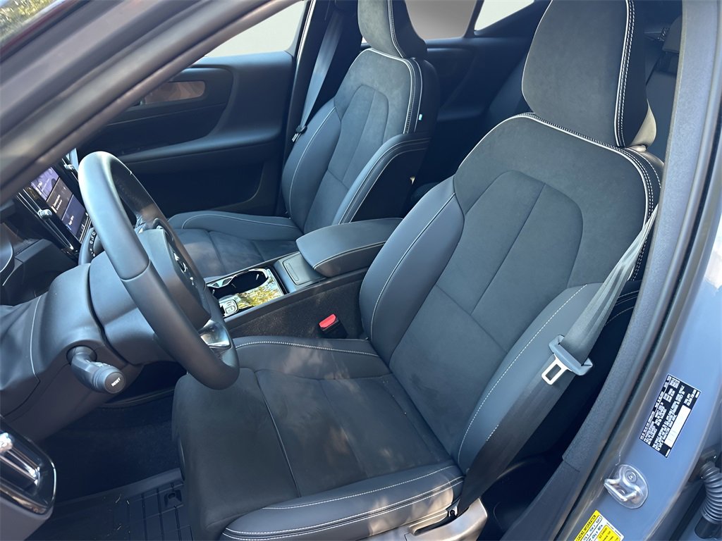 Used 2023 Volvo XC40 Recharge Plus image 12