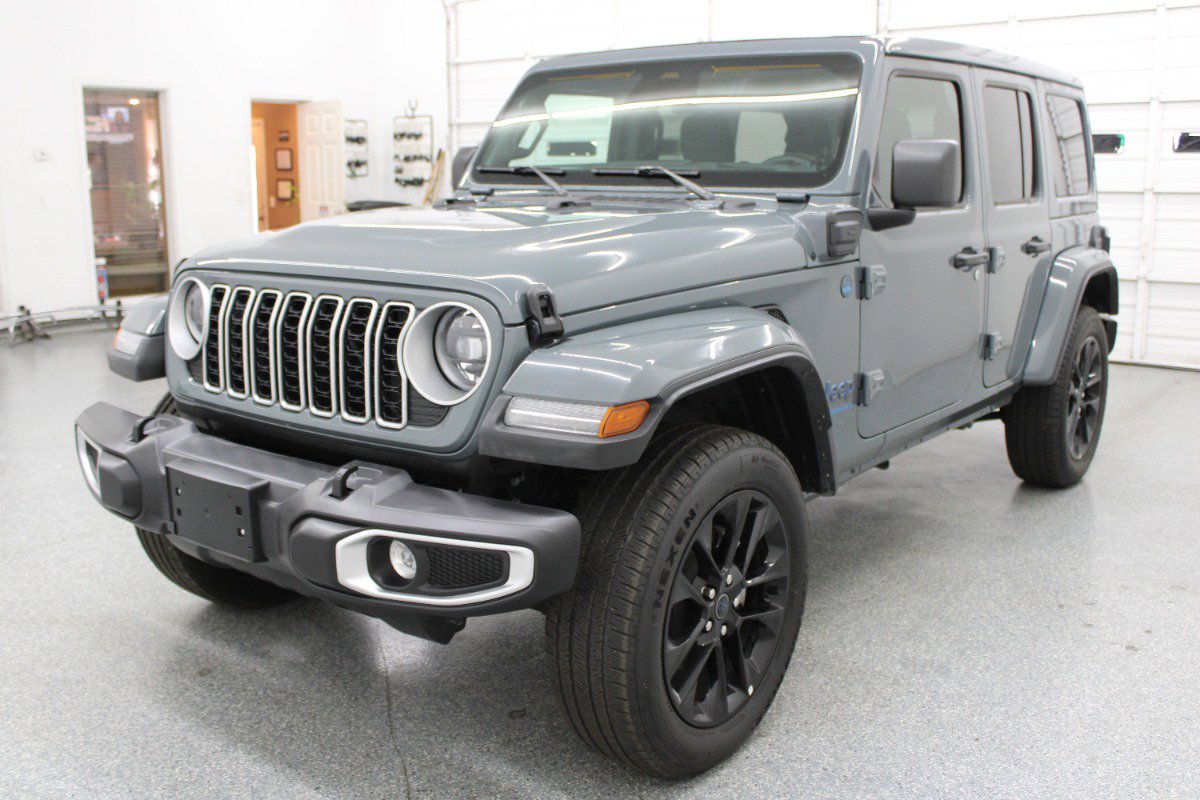 Used 2025 Jeep Wrangler Unlimited Sahara w/ Safety Group image 3