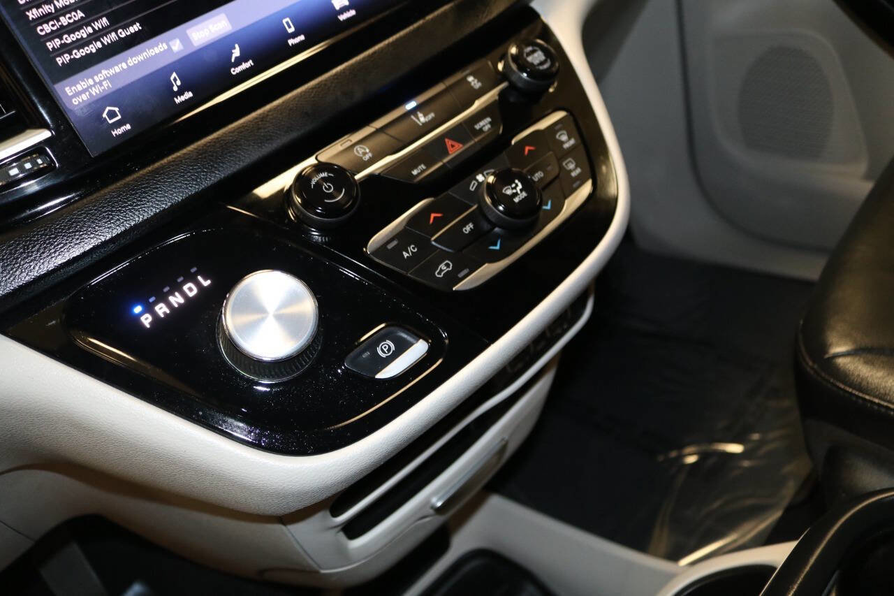 Used 2023 Chrysler Pacifica Touring-L image 33
