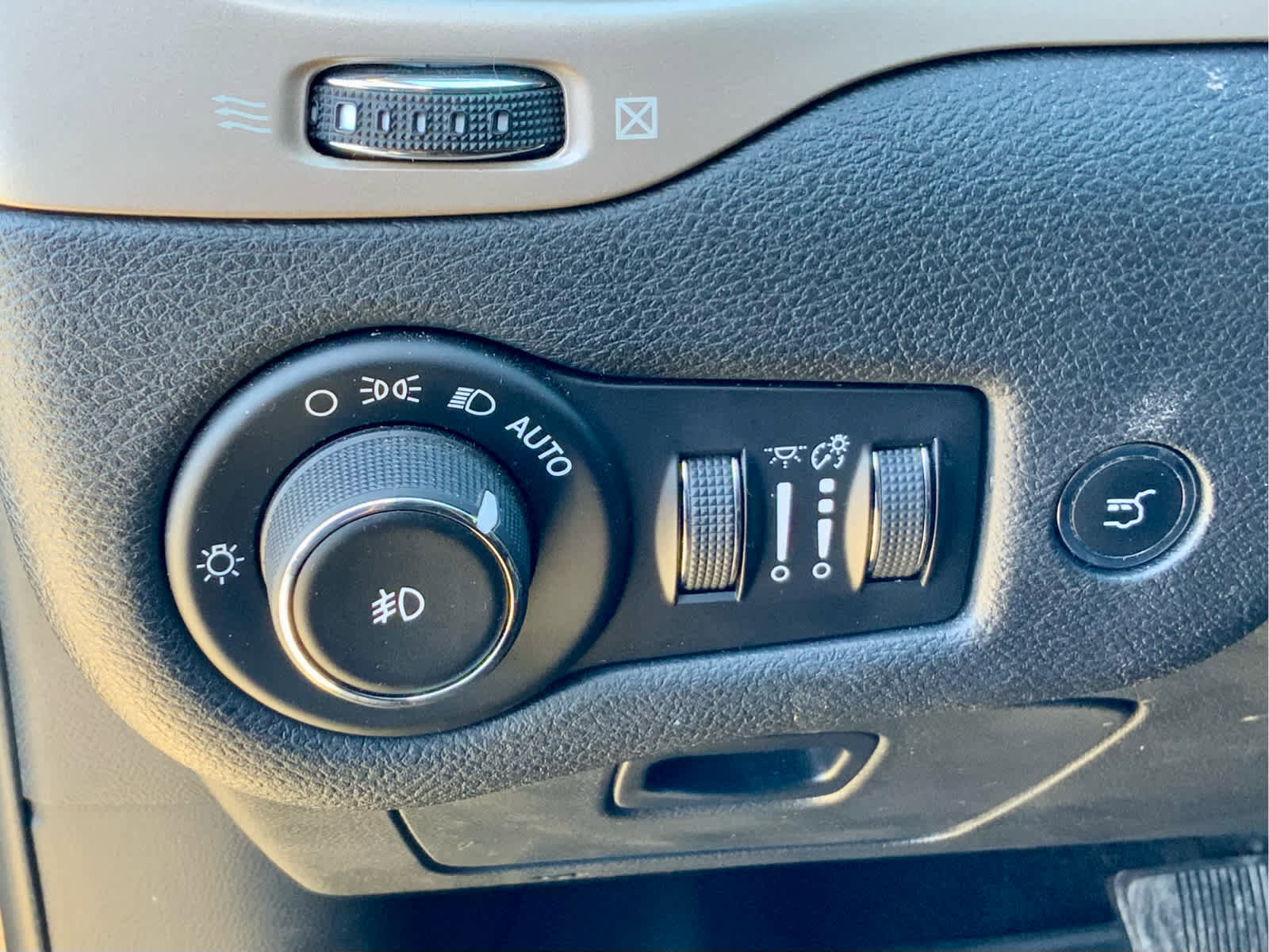 Used 2018 Jeep Cherokee Limited image 48