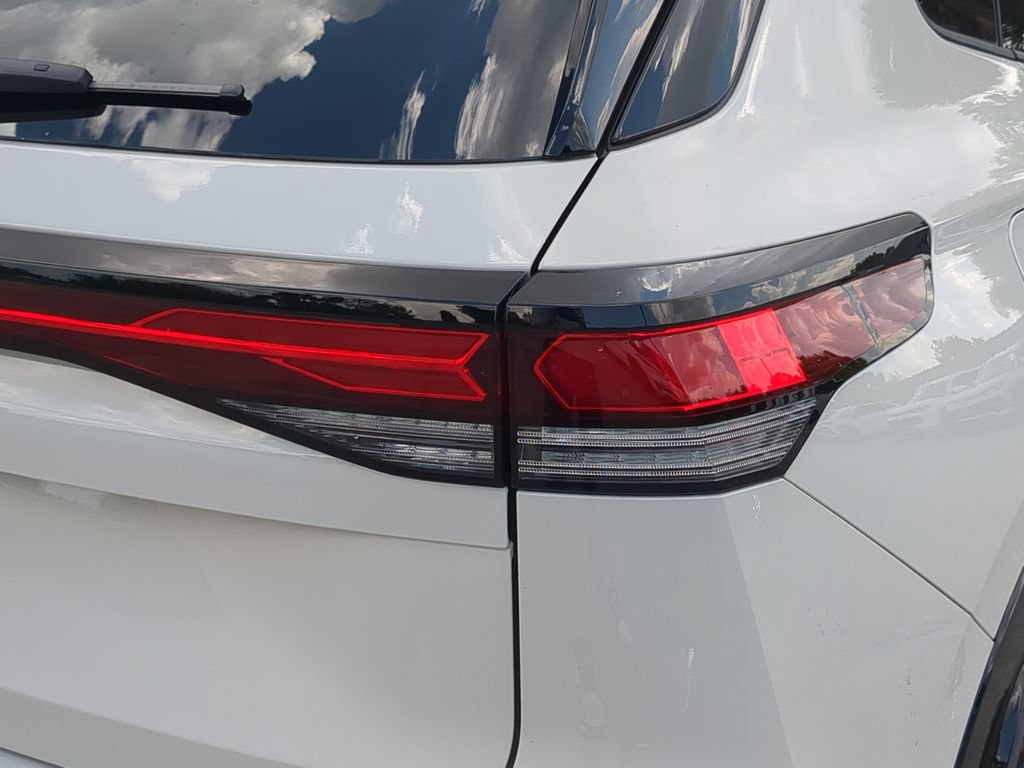 New 2026 Volkswagen Tiguan SE R-Line FWD image 7