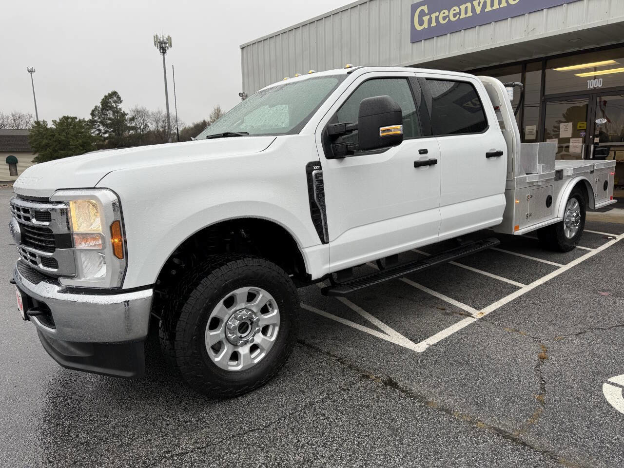 Used 2024 Ford F350 XLT image 1