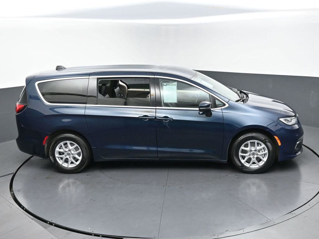 Used 2023 Chrysler Pacifica Touring-L FWD image 41