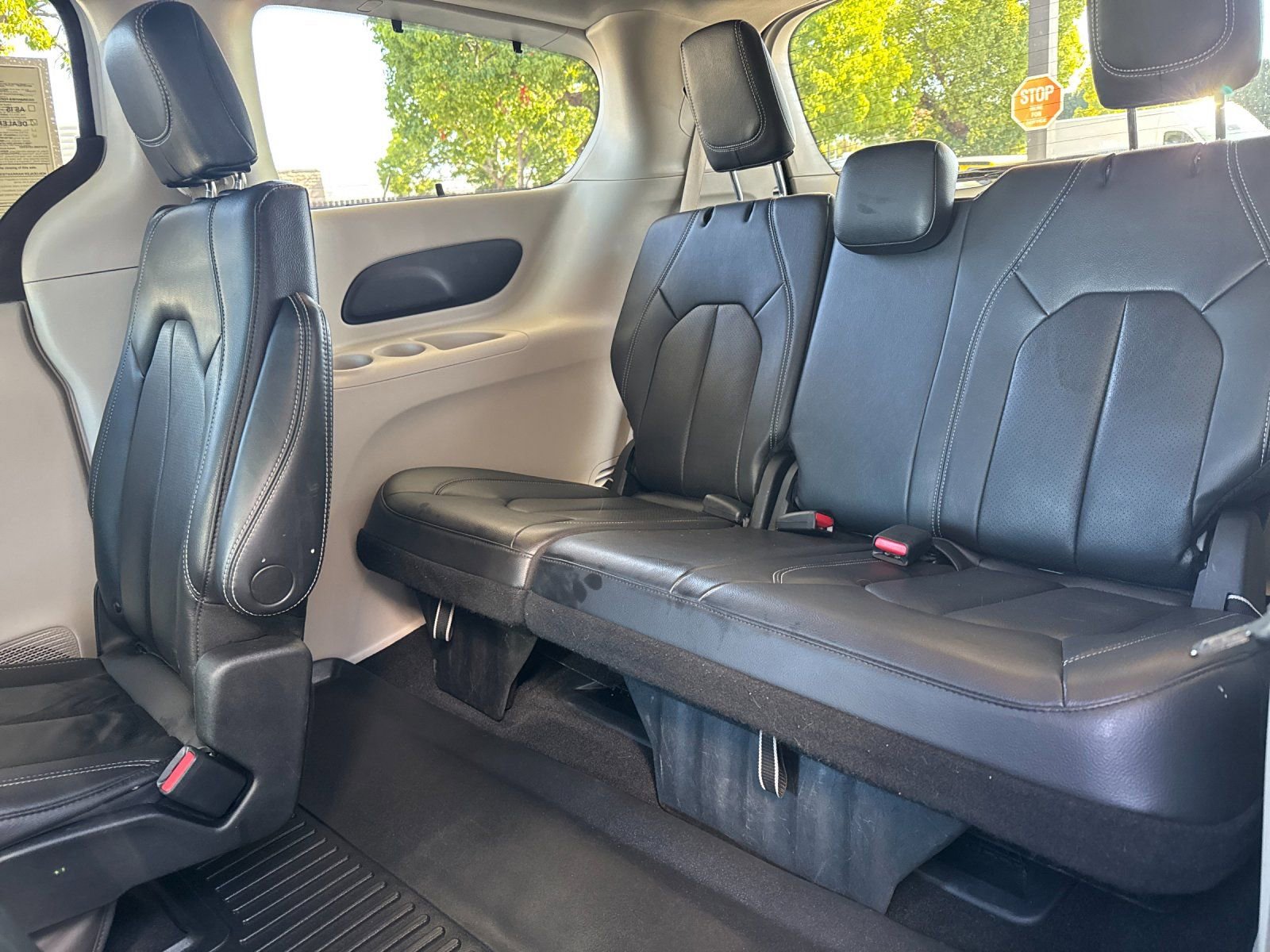 Used 2022 Chrysler Pacifica Touring-L image 15