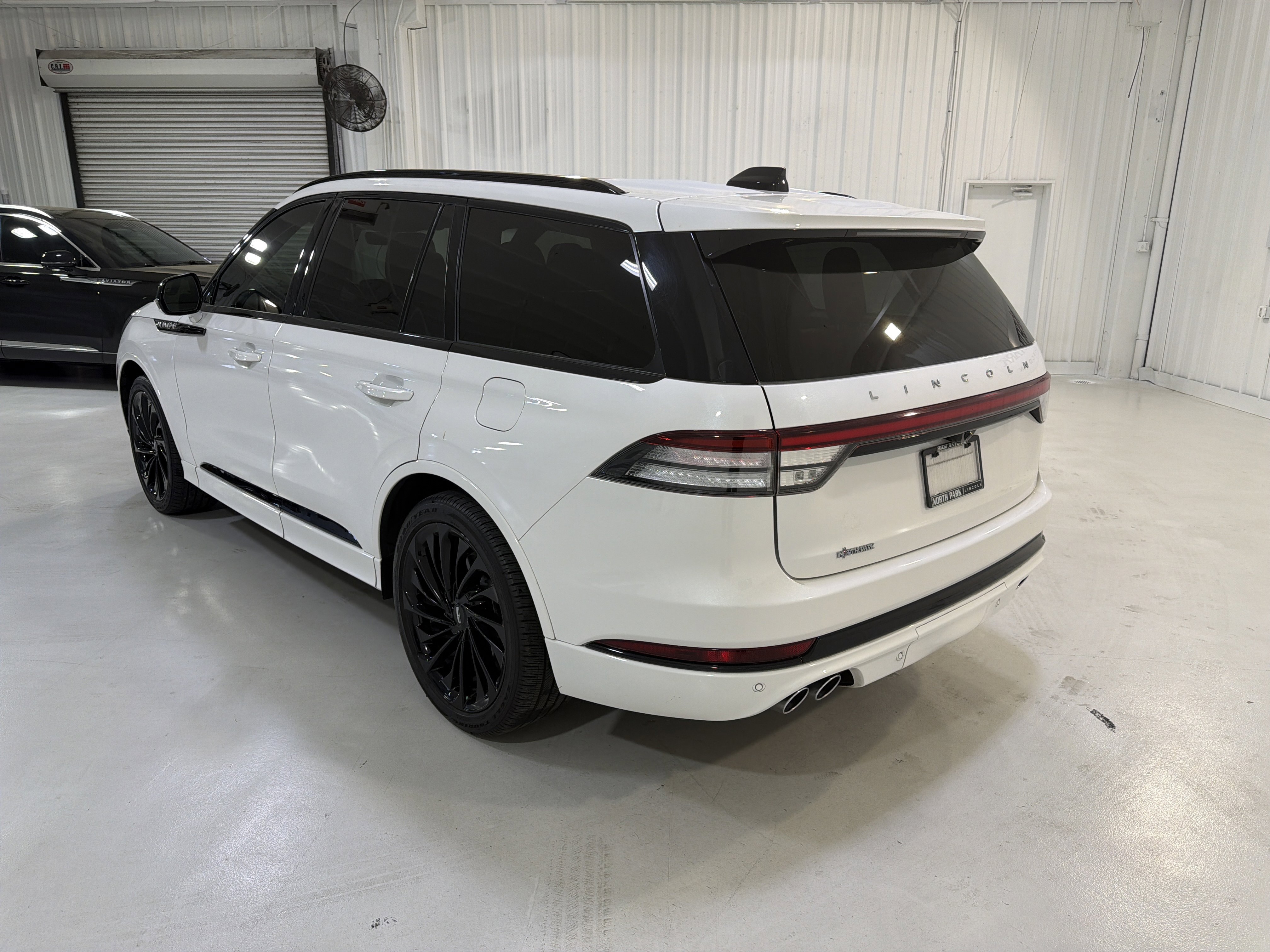 Used 2025 Lincoln Aviator Reserve w/ Luxury Package image 3