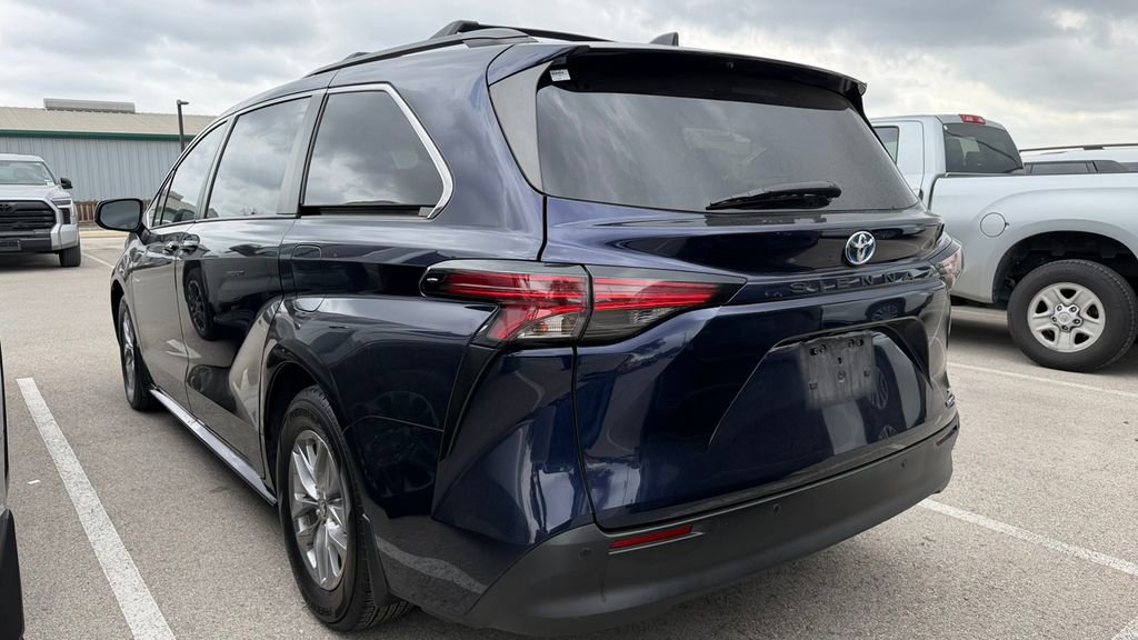 Certified 2022 Toyota Sienna XLE image 9