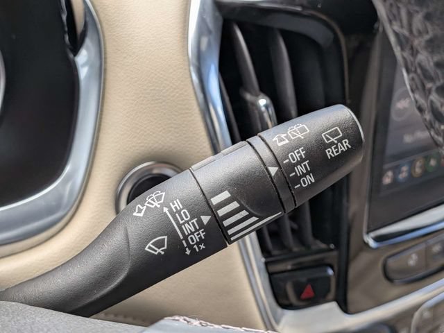 Used 2023 Chevrolet Traverse Premier FWD image 36