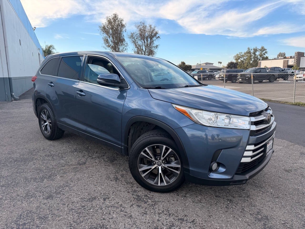 Used 2017 Toyota Highlander Plus w/ Carpet Mat Package FWD image 5