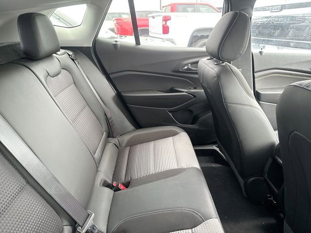 Used 2025 Chevrolet Trax LT w/ Sunroof Package FWD image 11