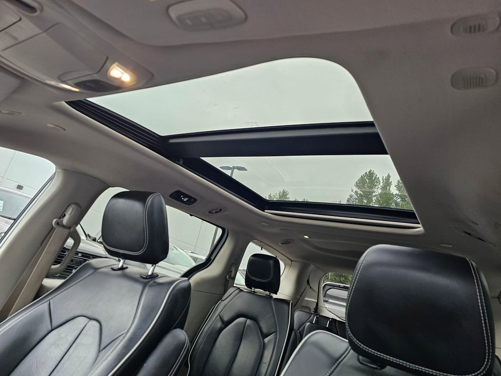 Used 2023 Chrysler Pacifica Limited FWD image 24