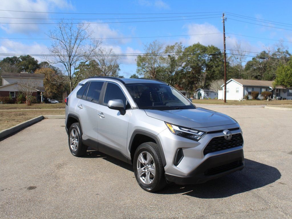 Used 2022 Toyota RAV4 XLE w/ Convenience Package image 3