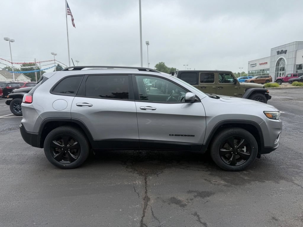 Used 2021 Jeep Cherokee Latitude Plus AWD/4WD image 2