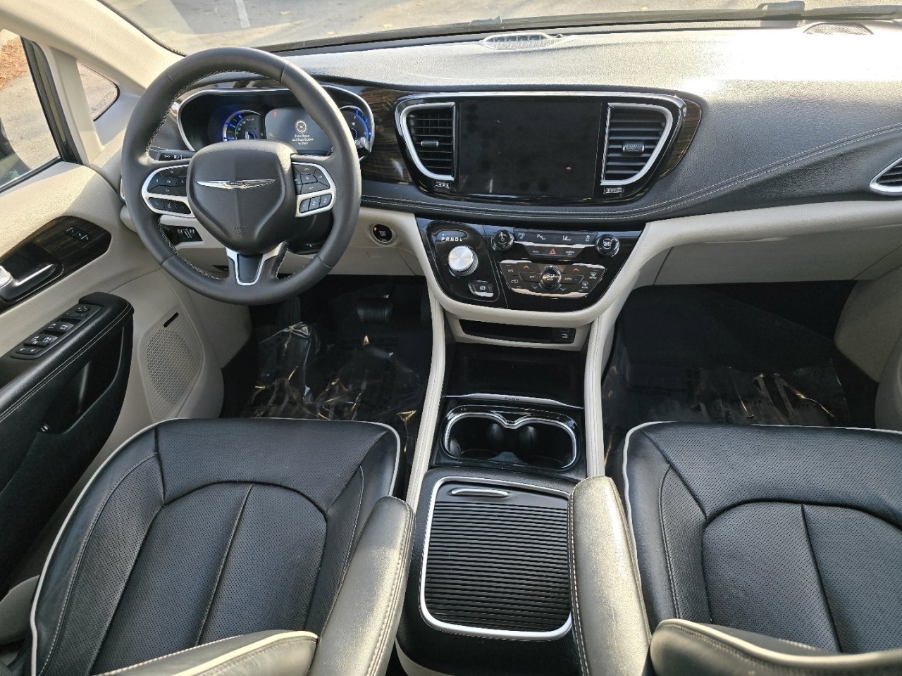 Used 2022 Chrysler Pacifica Limited w/ Uconnect Theater Family Group image 26