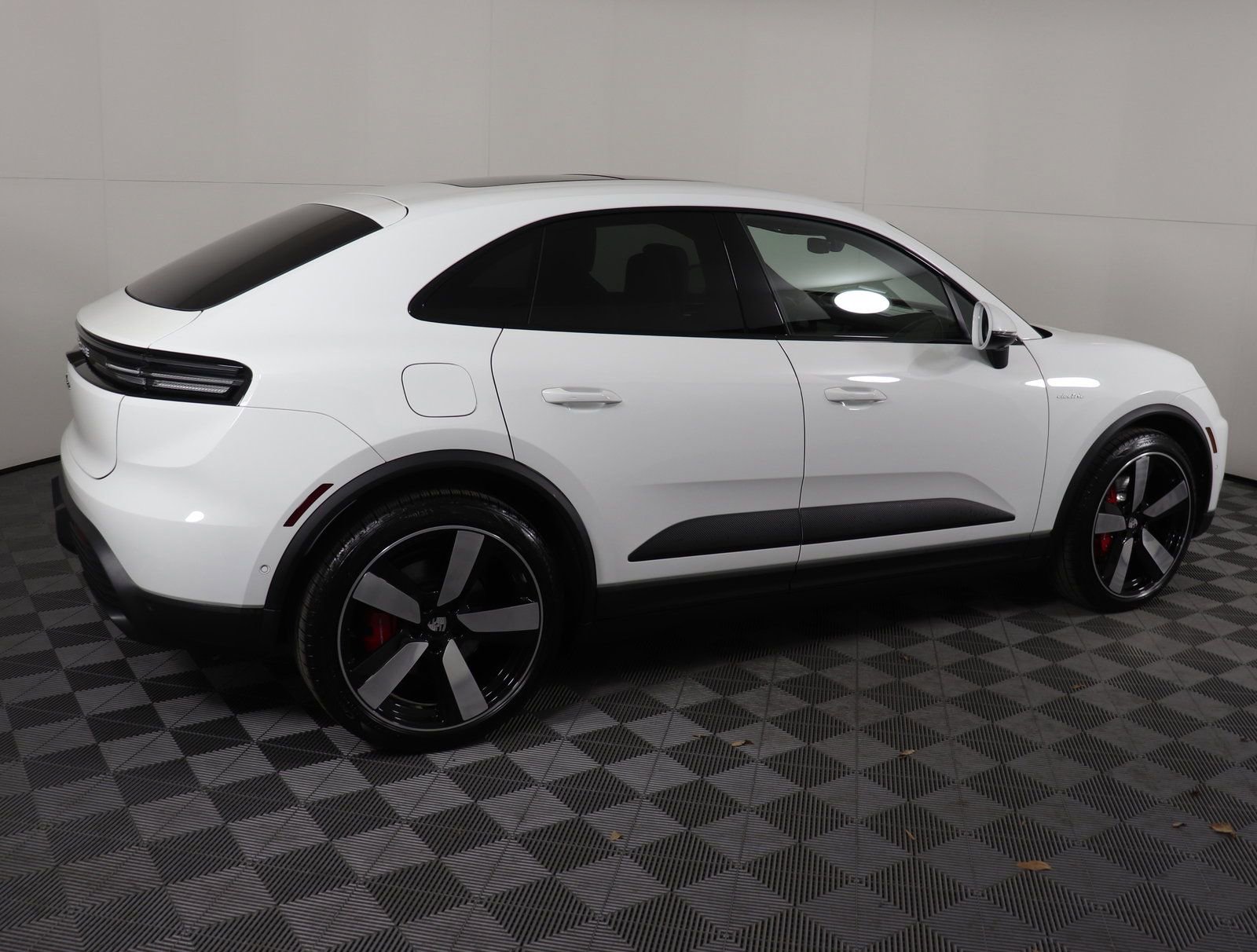 Used 2025 Porsche Macan 4S Electric image 9