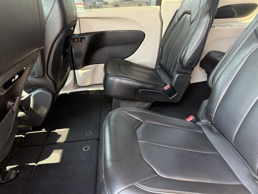 Used 2023 Chrysler Pacifica Touring-L FWD image 19
