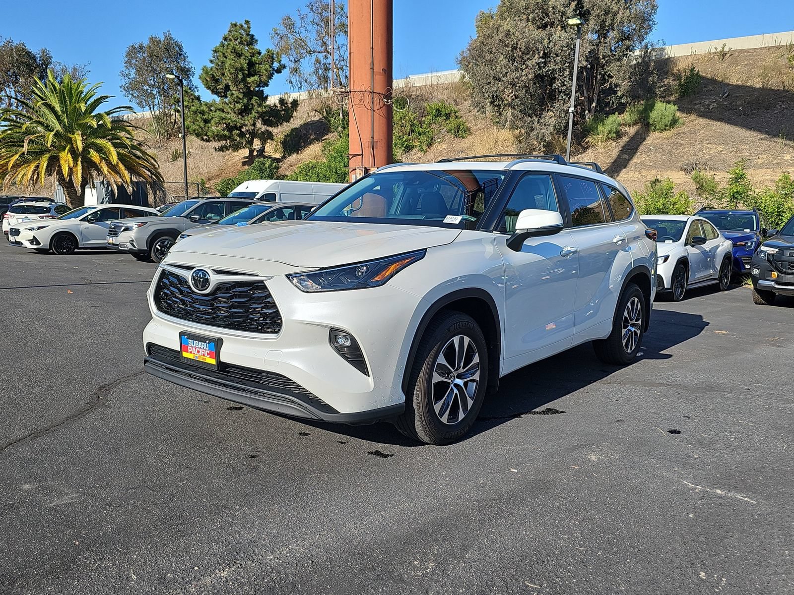 Used 2024 Toyota Highlander XLE FWD image 3