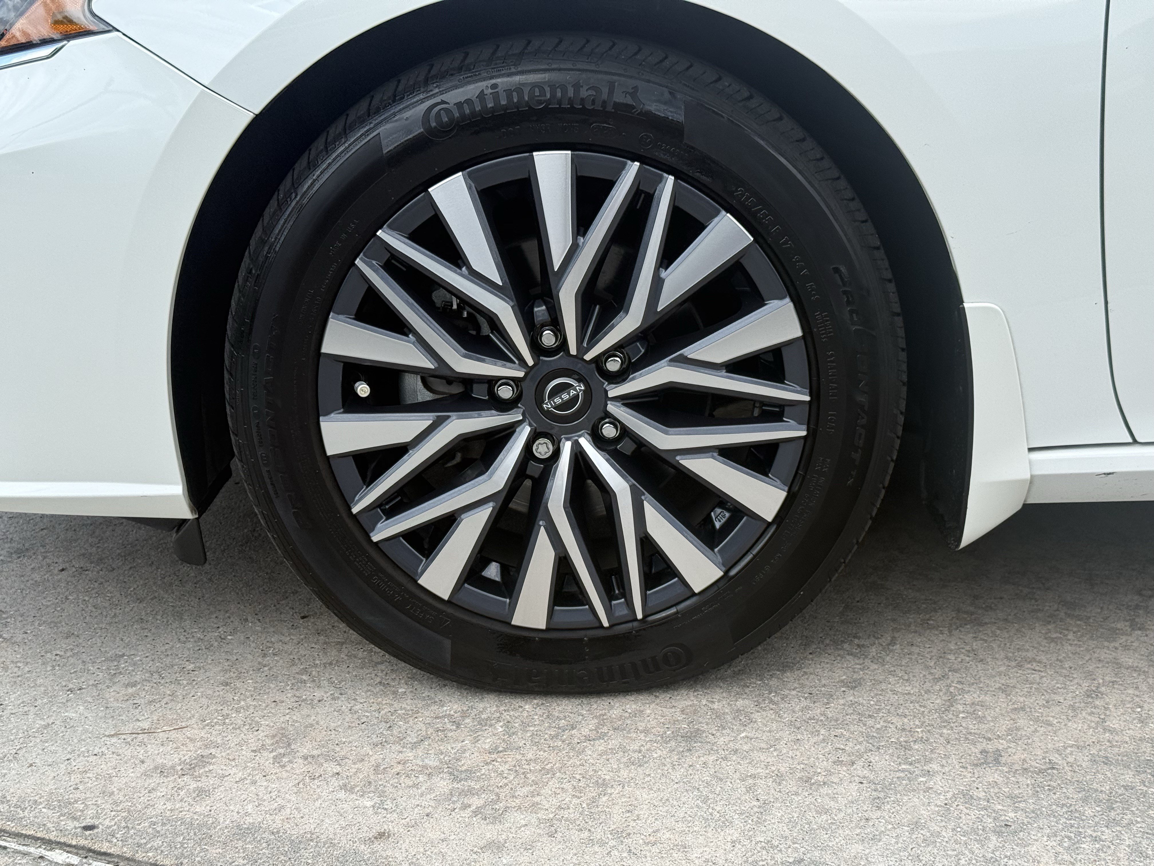 Used 2023 Nissan Altima 2.5 SV FWD image 12