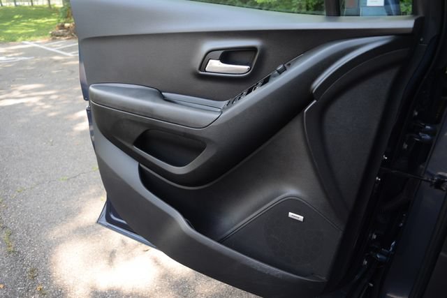 Used 2019 Chevrolet Trax LT w/ Sun & Sound Package AWD/4WD image 17