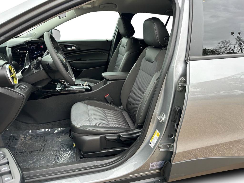 Used 2025 Chevrolet Trax LT FWD image 8