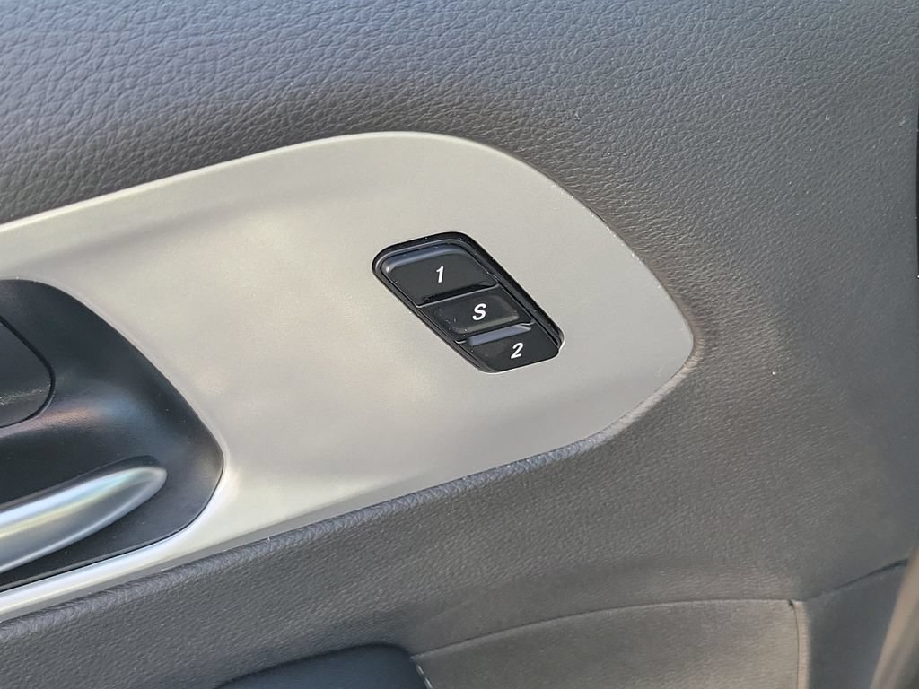 Used 2025 Chrysler Pacifica Limited FWD image 13
