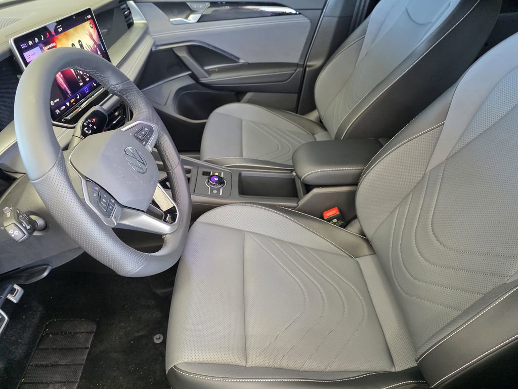 New 2026 Volkswagen Tiguan SE R-Line image 9