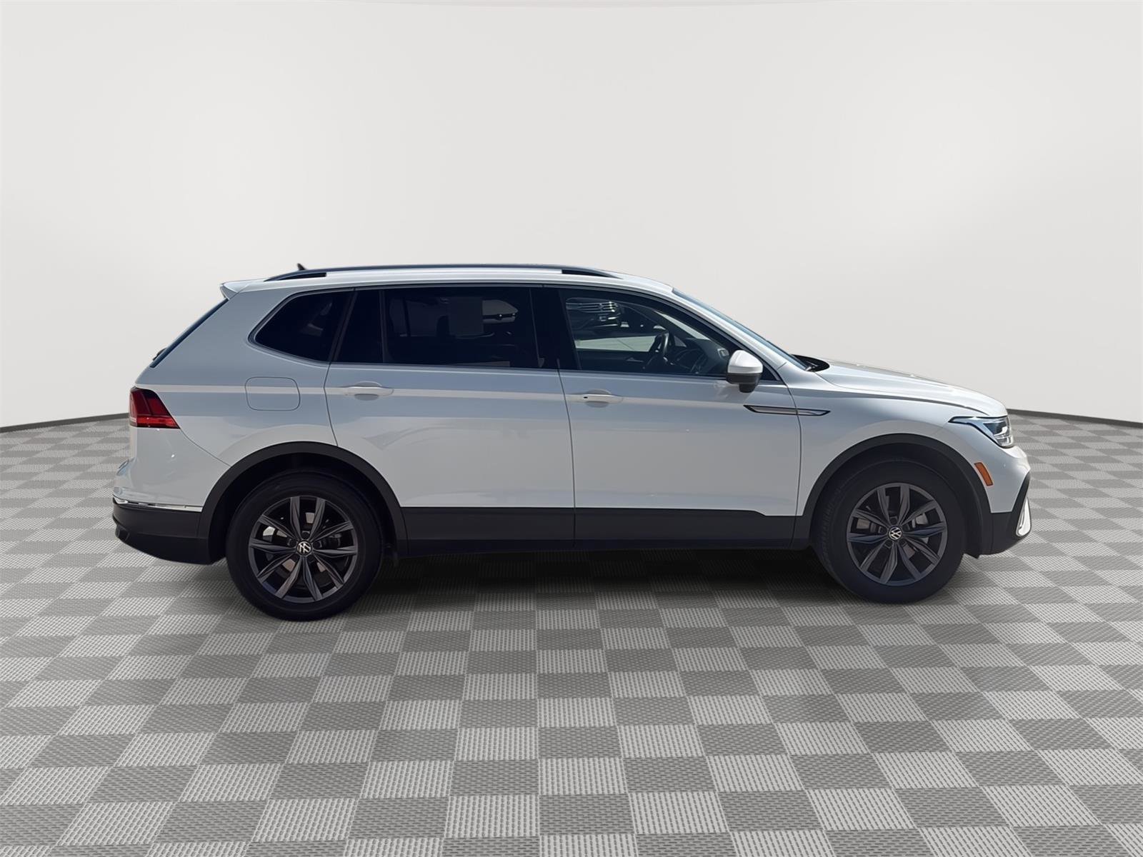 Used 2023 Volkswagen Tiguan SE image 13