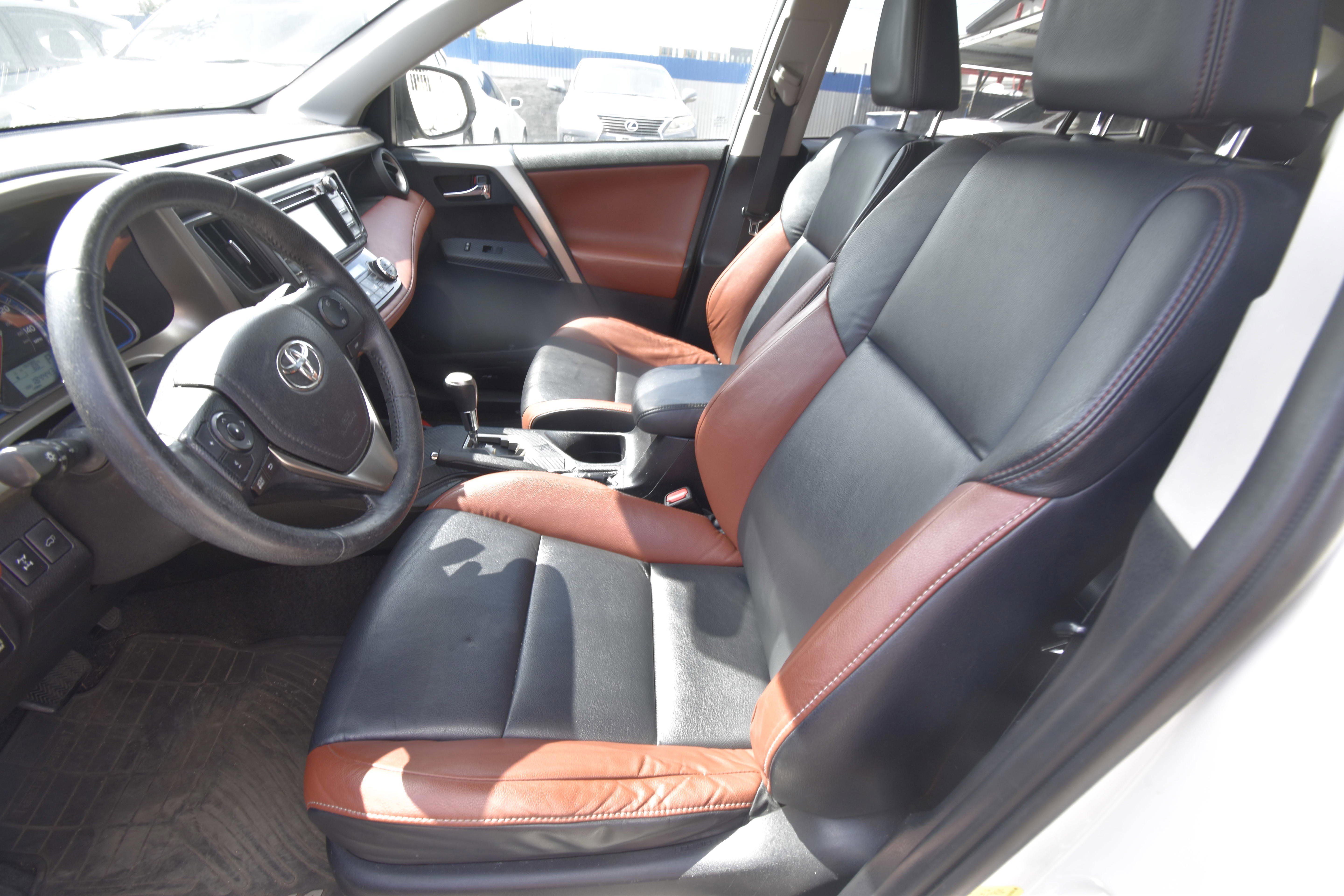 Used 2015 Toyota RAV4 Limited w/ Technology Package AWD/4WD image 2