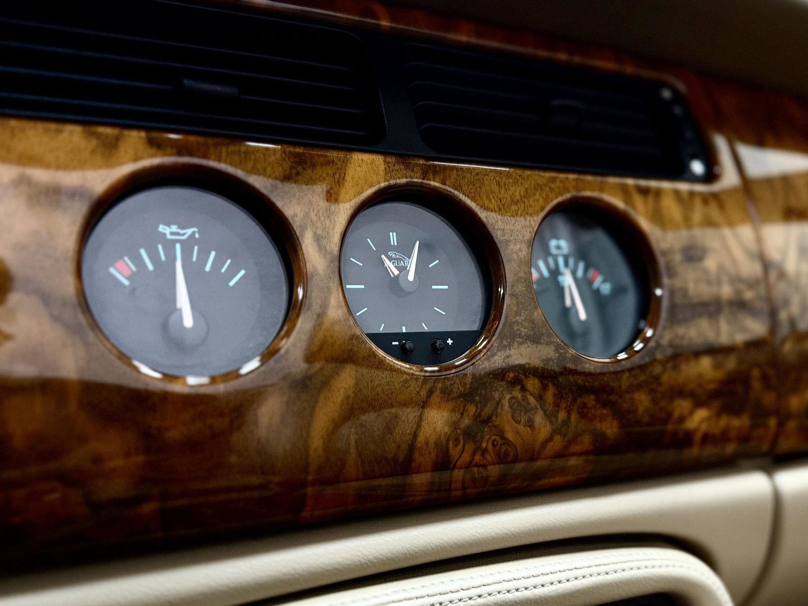 Used 2001 Jaguar XK8 Convertible RWD image 22