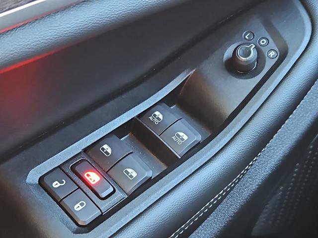 Used 2025 Jeep Grand Cherokee L Limited w/ Black Appearance Package image 23