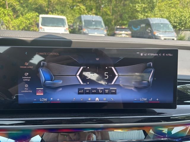 Used 2025 BMW 740i xDrive image 34