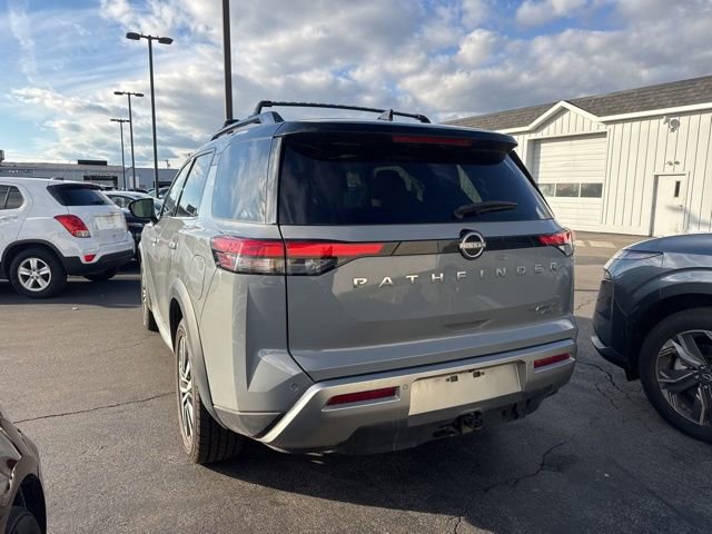 Used 2023 Nissan Pathfinder Platinum image 4