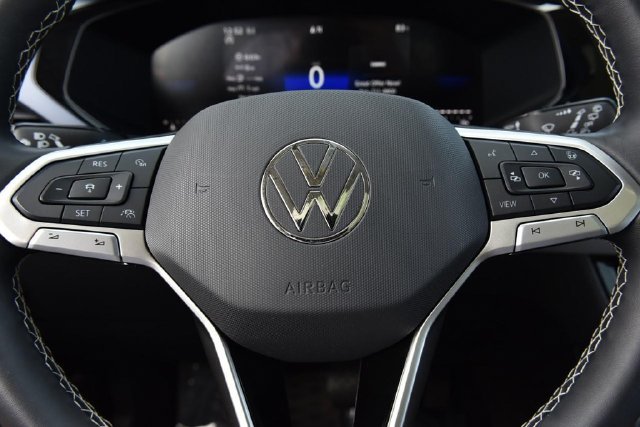 Used 2024 Volkswagen Taos SE w/ Panoramic Sunroof Package AWD/4WD image 19