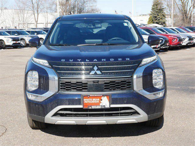 Used 2025 Mitsubishi Outlander SE image 2