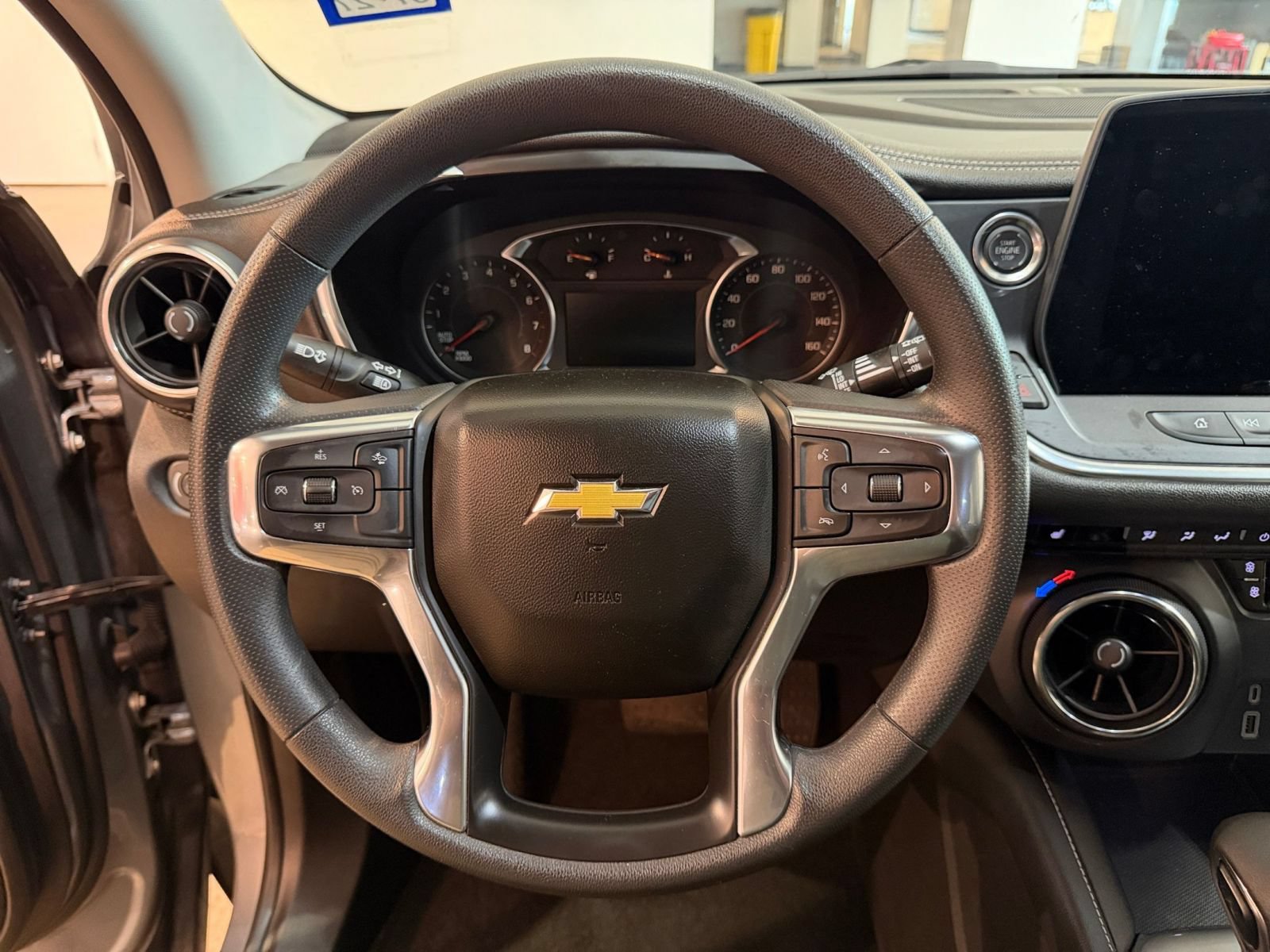 Used 2025 Chevrolet Blazer LT FWD image 28