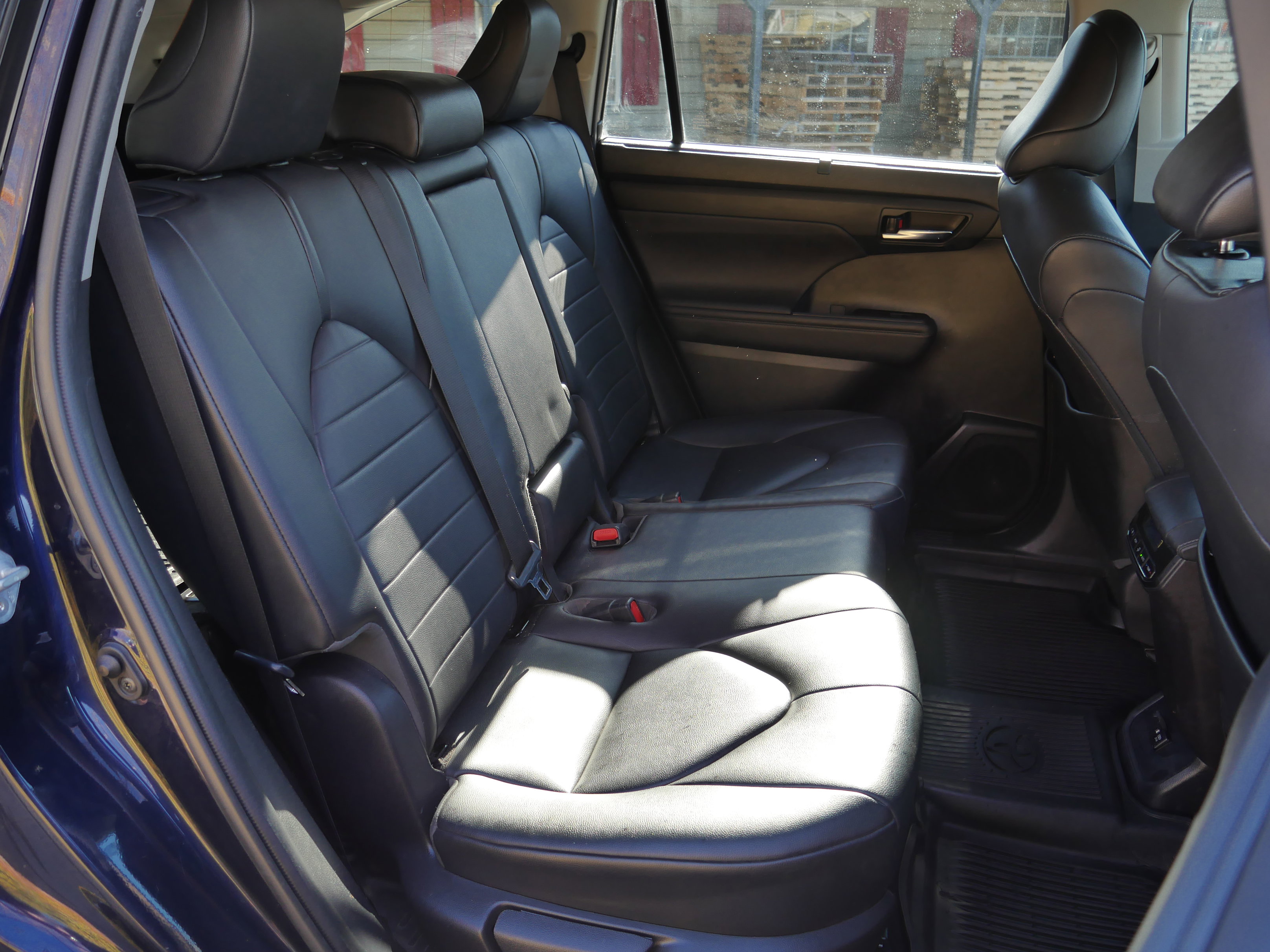 Used 2020 Toyota Highlander XLE AWD/4WD image 32