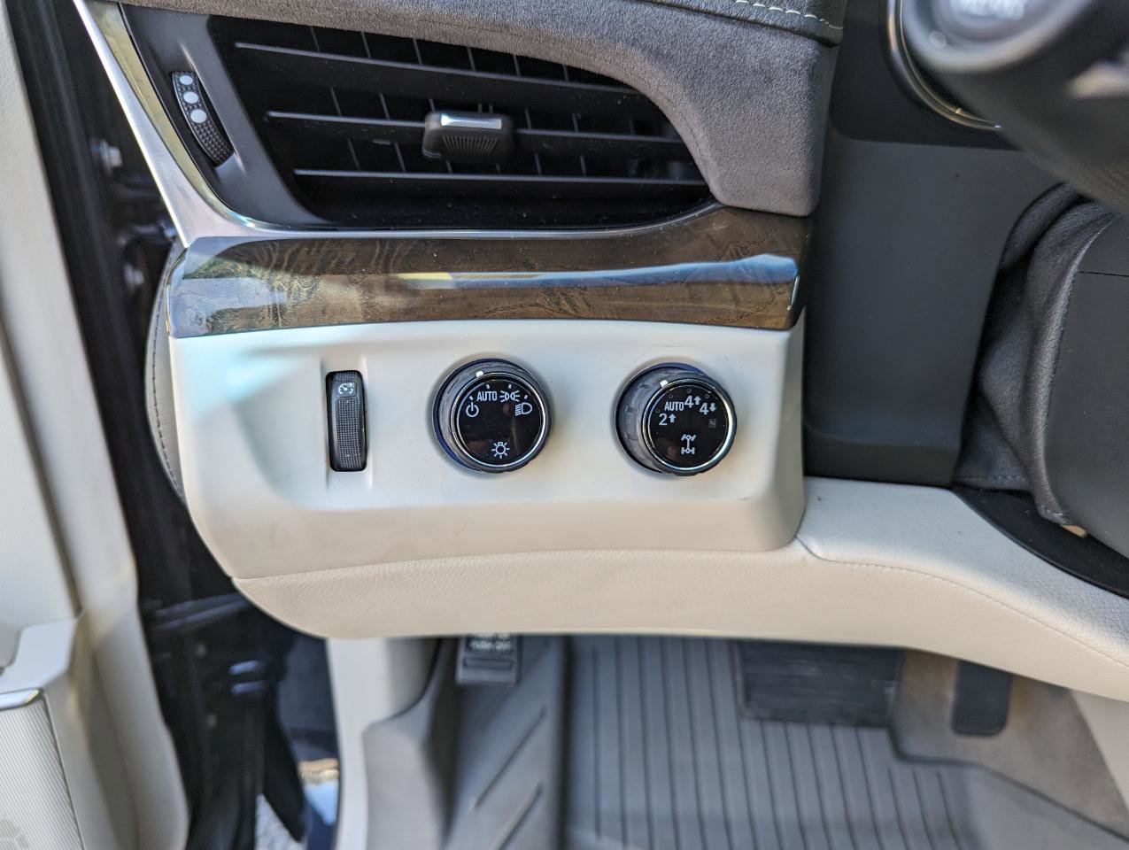 Used 2019 Cadillac Escalade Luxury w/ LPO, Radiant Package image 14